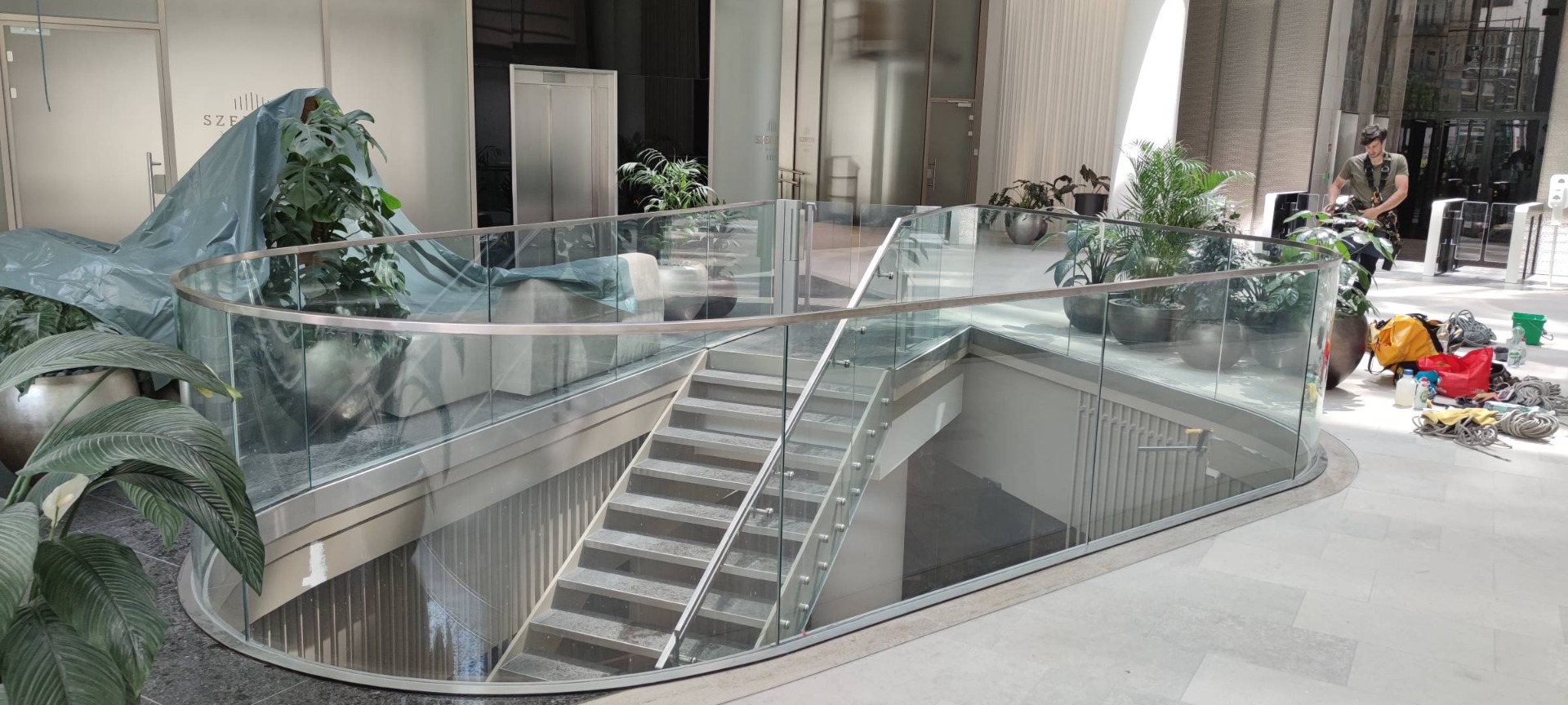 Pontmegfogásos üvegkorlát. Budapest V. Ker. Szervita téri irodaház