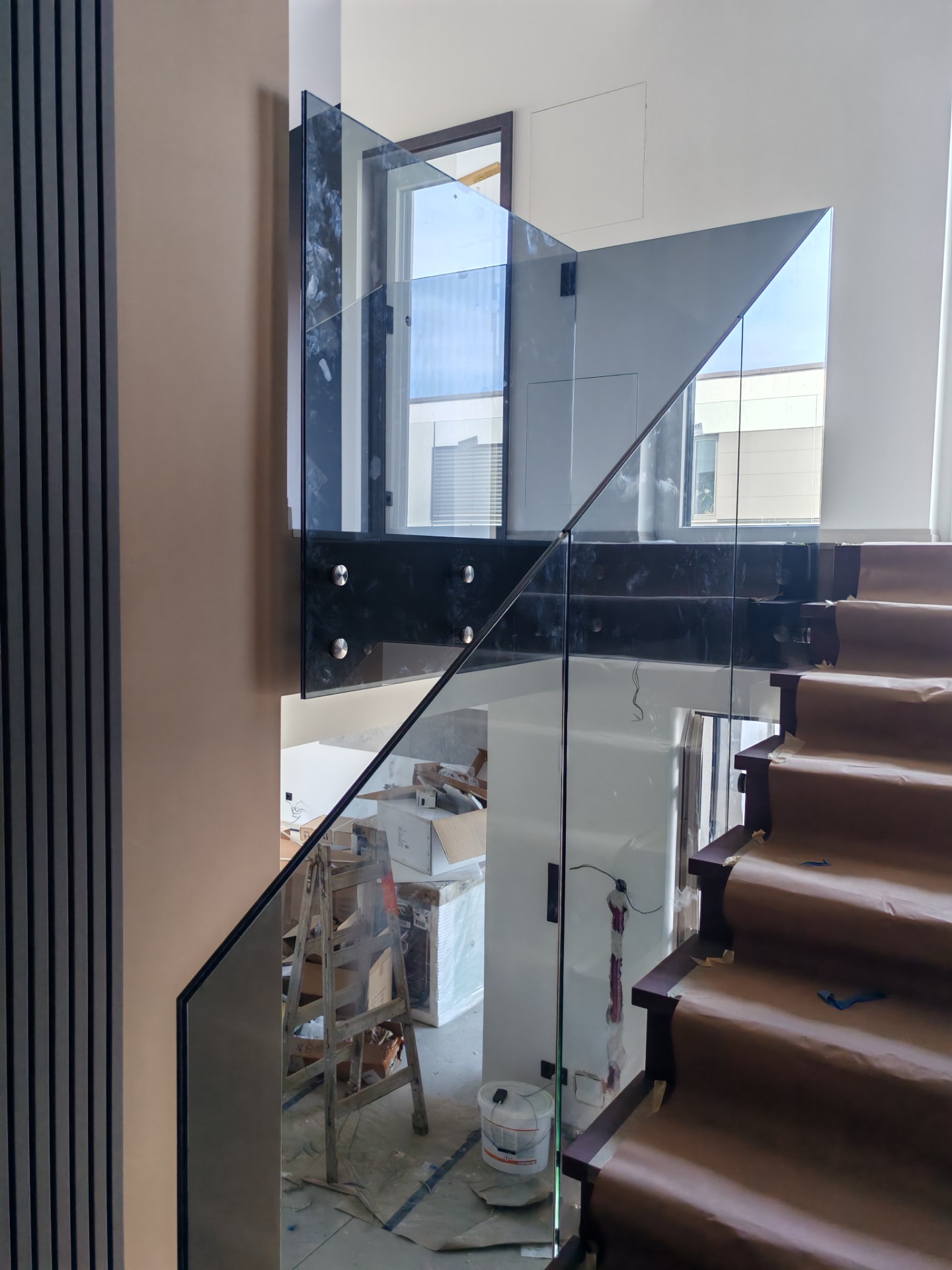 Pontmegfogásos üvegkorlát Szeged, családi ház